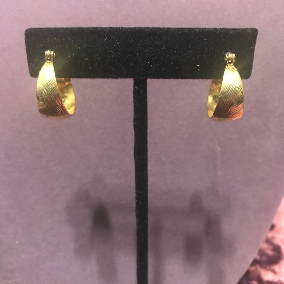Jewelry - Gold tone hoop earrings